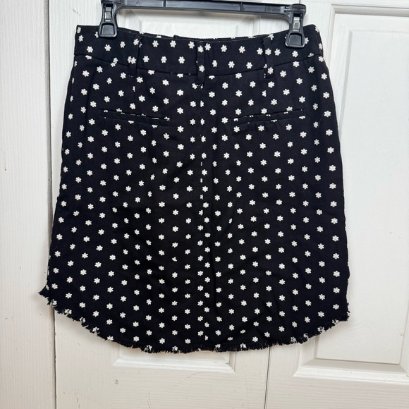 209wst38 Elegant Black and White Floral Mini Skirt - Picture 3 of 8